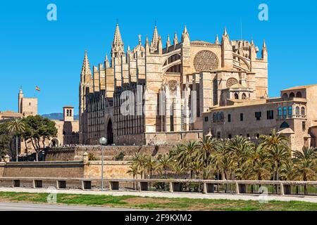 Famosa Cattedrale di Santa Maria (aka la Seu) sotto il cielo blu a Palma di Maiorca, Spagna. Foto Stock