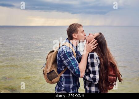 Matura in amore baciare sulla Natura Viaggiare Escursioni nelle montagne delle Hawaii. I giovani escursionisti felici le persone insieme. Interracial backpacking Amanti bacio ritratto o Foto Stock