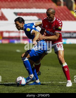 Darren Pratley di Charlton Athletic (a destra) in azione durante la partita della Sky Bet League One alla Valley, Londra. Data immagine: Sabato 17 aprile 2021. Foto Stock