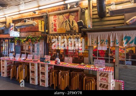 Tokyo, Giappone - 10 dicembre 2015: I ristoranti Yuraku Concourse sotto i binari del treno sono specializzati in yakitori Foto Stock