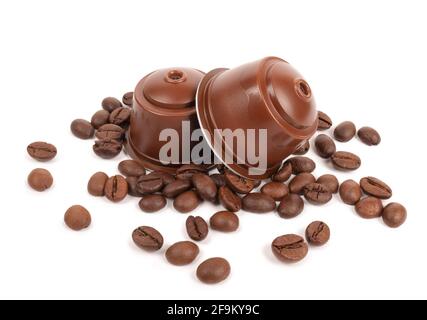 Capsule di caffè espresso e chicchi di caffè bianchi Foto Stock