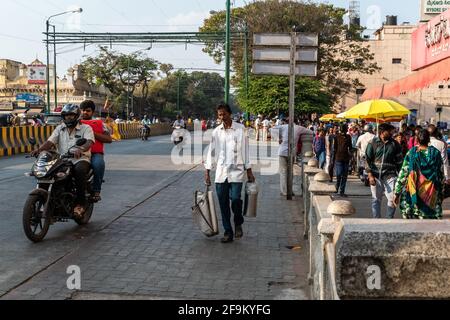 Mysuru, Karnataka, India - Gennaio 2019: Un venditore di strada che vende tè a piedi su una strada trafficata nella città di Mysore. Foto Stock