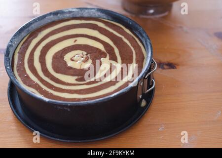 Pan di Spagna di marmo grezzo, pronto per essere cotto. Pasticceria. Foto Stock