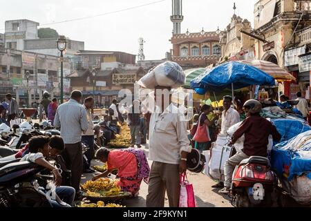 Mysuru, Karnataka, India - Gennaio 2019: Clienti e venditori ambulanti nel vivace mercato Devaraja nella città di Mysore. Foto Stock