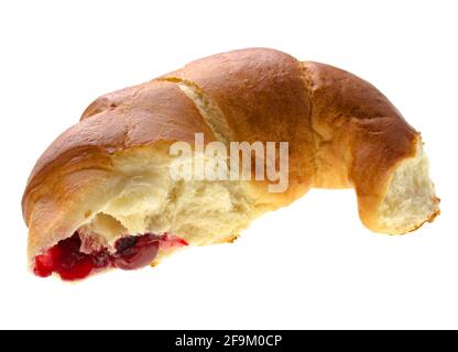 Pasticceria, parte di un panino ruvido con ripieno di ciliegie, su fondo bianco Foto Stock