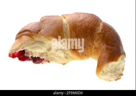 Pasticceria, parte di un panino ruvido con ripieno di ciliegie, su fondo bianco Foto Stock