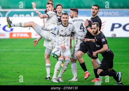 Varsavia, Polonia. 18 Apr 2021. Tomas Pekhart, Mateusz Wieteska, Artur Jedrzejczyk di Legia e Matej Rodin, Luis Rocha di Cracovia sono visti in azione durante la partita della PKO Ekstraklasa League polacca tra Legia Warszawa e Cracovia al Marshal Jozef Pilsudski Legia Municipal Stadium di Varsavia.(Punteggio finale; Legia Warszawa 0:0 Cracovia) (Foto di Mikolaj Barbanell/SOPA Images/Sipa USA) Credit: Sipa USA/Alamy Live News Foto Stock