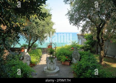 Giardino Sirmione con pozzo antico, Lago di Garda, Lago di Garda, Gardasee, Italia Foto Stock
