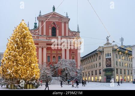 L'iconica piazza Presern nel centro di Lubiana, capitale della Slovenia, in una giornata di sole Foto Stock