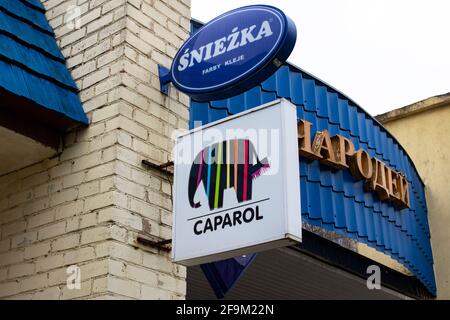 BIELORUSSIA, NOVOPOLOTSK - 17 APRILE 2021: Cartello presso il negozio Caparol, sniezka e atlas primo piano Foto Stock