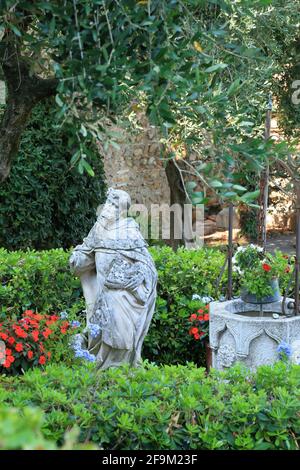 Giardino Sirmione con pozzo antico, Lago di Garda, Lago di Garda, Gardasee, Italia Foto Stock