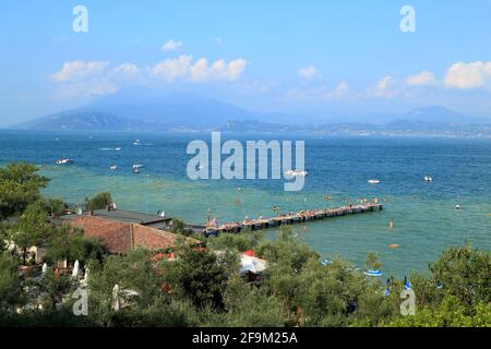 Spiaggia di Sirmione, Lido delle Bionde, il Pontile di Sirmione. Lago di Garda, Lago di Garda, Gardasee, Italia Foto Stock