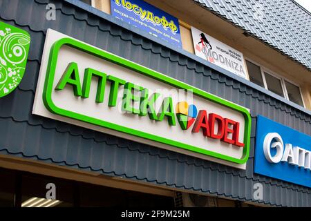 BIELORUSSIA, NOVOPOLOTSK - 17 APRILE 2021: Mostra verde farmacia in russo primo piano Foto Stock