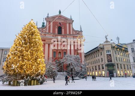 L'iconica piazza Presern nel centro di Lubiana, capitale della Slovenia, in una giornata di sole Foto Stock