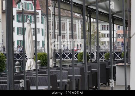 Ristorante chiuso nella città di Luzern, Svizzera a causa del coronavirus e civid-19 misure. La gente cammina o compra il cibo di take away per mangiarlo altrove. Foto Stock