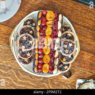 Ricca torta di frutta di Natale con crostate di trito Foto Stock