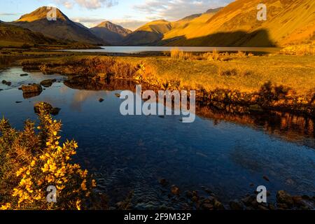 Wastwater nel Distretto Inglese dei Laghi durante l'ora d'oro, poco prima del tramonto. Foto Stock