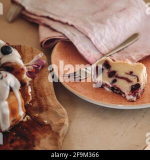 pezzo di gugelhupf con frutti di bosco su un piatto Foto Stock