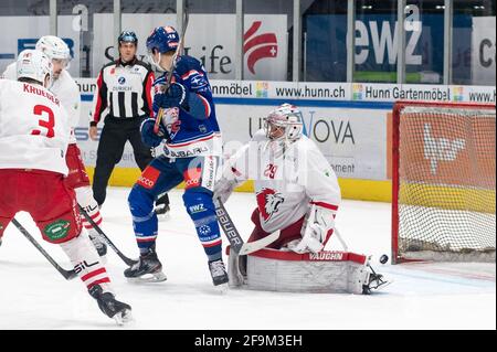 Zurigo, Svizzera. 19 Apr 2021. 19 aprile 2021, Zurigo, Hallenstadion, NL 1/4 final - gioco 4: ZSC Lions - Losanna HC, fortuna per il portiere n. 29 Luca Boltshauser (Losanna), il puck raggiunge il posto (Svizzera/Croazia FUORI) Credit: SPP Sport Press Photo. /Alamy Live News Foto Stock