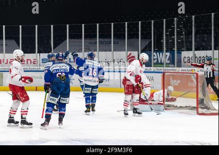 Zurigo, Svizzera. 19 Apr 2021. 19 aprile 2021, Zurigo, Hallenstadion, NL 1/4 finale - gioco 4: ZSC Lions - Losanna HC, 81 Ryan Lasch (ZSC) segna il 1-0 (uscita Svizzera/Croazia) Credit: SPP Sport Press Photo. /Alamy Live News Foto Stock