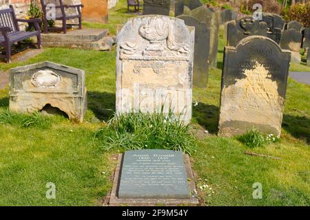 Pietra miliare della romanziere e poeta Anne Bronte di Haworth in West Yorkshire.The grave si trova nella chiesa di St Mary in Scarborough, North Yorkshire Foto Stock