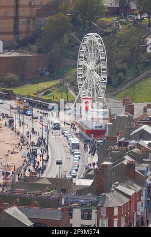 Il lungomare di Scarborough con la grande attrazione su Foreshore Road Foto Stock