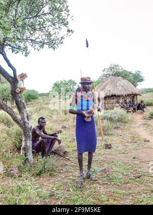 Capo tribale in posa in villaggio. I Pokot (anche Pökoot) vivono nella West Pokot County e nella Baringo County in Kenya Foto Stock