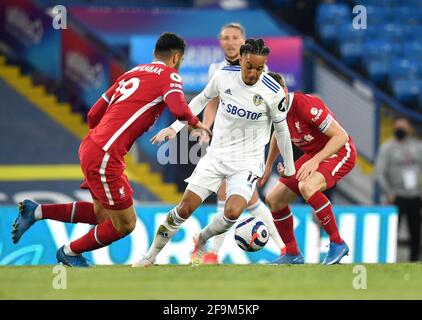 Helder Costa (centro) di Leeds United e Ozan Kabak di Liverpool combattono per la palla durante la partita della Premier League a Elland Road, Leeds. Data immagine: Lunedì 19 aprile 2021. Foto Stock