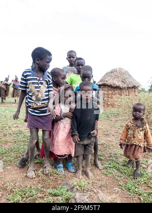 Bambini nativi che posano in villaggio. I Pokot (anche Pökoot) vivono nella West Pokot County e nella Baringo County in Kenya Foto Stock