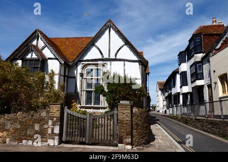 Pittoresca casa storica in legno incorniciata all'estremità inferiore di All Saints Street nel centro storico, Hastings, East Sussex, Inghilterra Foto Stock