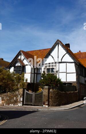 Pittoresca casa storica in legno incorniciata all'estremità inferiore di All Saints Street nel centro storico, Hastings, East Sussex, Inghilterra Foto Stock