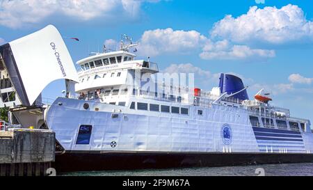 Tobermory, Ontario, Canada-1 luglio, 2020: Il traghetto per passeggeri e veicoli Chi-Cheemaun che fornisce il trasporto da e per l'isola di Manitoulin a Tobermory Foto Stock