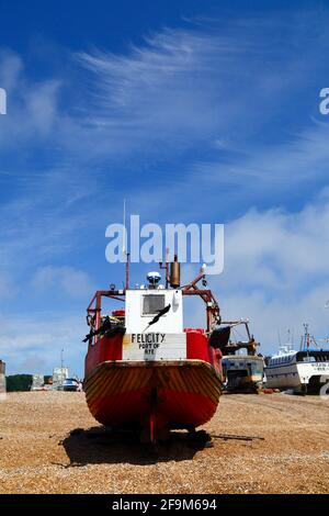 Imbarcazione da pesca registrata nel porto di Rye sulla spiaggia di ciottoli di Stade, Hastings, East Sussex, Inghilterra, Regno Unito Foto Stock