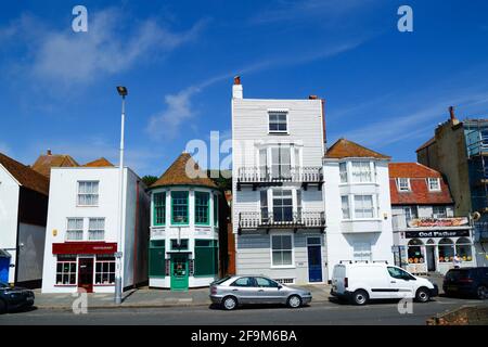 Facciate e negozi di pesce e patatine lungo la A259 fronte mare, Hastings, East Sussex, Inghilterra Foto Stock