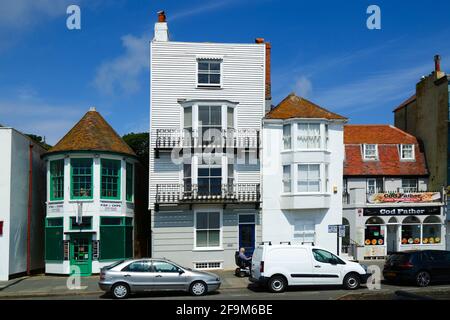 Facciate e negozi di pesce e patatine lungo la A259 fronte mare, Hastings, East Sussex, Inghilterra Foto Stock