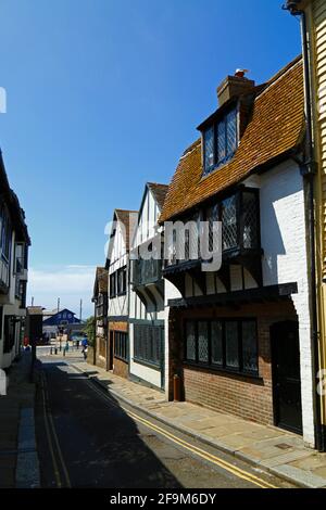 Caratteristiche case storiche in legno incorniciato in All Saints Street nel centro storico, guardando verso la costa, Hastings, East Sussex, Inghilterra Foto Stock