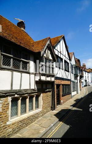 Caratteristiche case storiche in legno incorniciato in All Saints Street nel centro storico, Hastings, East Sussex, Inghilterra Foto Stock