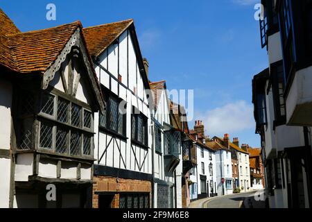 Caratteristiche case storiche in legno incorniciato in All Saints Street nel centro storico, Hastings, East Sussex, Inghilterra Foto Stock