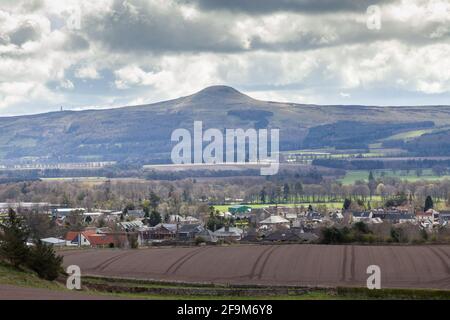 Si affaccia su East Lomond Hill con Authtermuchty in primo piano. Foto Stock