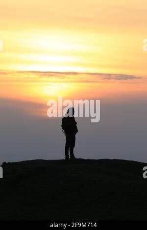 Stroud, Regno Unito, 19 aprile 2021. Regno Unito Meteo. Un tramonto sfavillante su Selsley Common stasera come gli onlookers godere i colori della sera dopo una calda giornata di sole a Stroud, Gloucestershire. Credit: Gary Learmonth / Alamy Live News Foto Stock