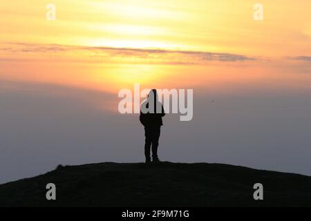 Stroud, Regno Unito, 19 aprile 2021. Regno Unito Meteo. Un tramonto sfavillante su Selsley Common stasera come gli onlookers godere i colori della sera dopo una calda giornata di sole a Stroud, Gloucestershire. Credit: Gary Learmonth / Alamy Live News Foto Stock