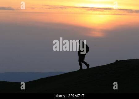 Stroud, Regno Unito, 19 aprile 2021. Regno Unito Meteo. Un tramonto sfavillante su Selsley Common stasera come gli onlookers godere i colori della sera dopo una calda giornata di sole a Stroud, Gloucestershire. Credit: Gary Learmonth / Alamy Live News Foto Stock