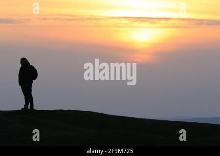 Stroud, Regno Unito, 19 aprile 2021. Regno Unito Meteo. Un tramonto sfavillante su Selsley Common stasera come gli onlookers godere i colori della sera dopo una calda giornata di sole a Stroud, Gloucestershire. Credit: Gary Learmonth / Alamy Live News Foto Stock