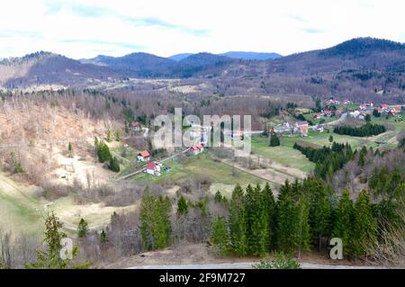 Vista panoramica della città dell'amore, piccolo posto nella montagna croata, regione Gorski Kotar Foto Stock