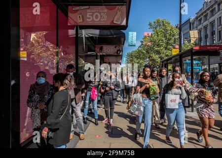 Occupato centro di Londra durante il primo Sabato del fine settimana le restrizioni Coronavirus Lockdown sono revocate, Londra, Inghilterra, Regno Unito Foto Stock