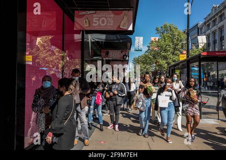 Occupato centro di Londra durante il primo Sabato del fine settimana le restrizioni Coronavirus Lockdown sono revocate, Londra, Inghilterra, Regno Unito Foto Stock