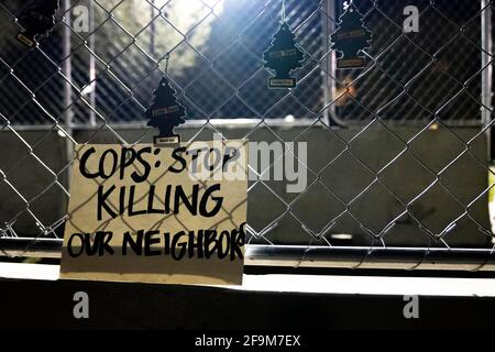 Brooklyn Center, Stati Uniti. 17 Apr 2021. Un cartello con la scritta "COPS: STOP KILLING OUR NEIGHBOURS" si appende alle recinzioni fuori dal Brooklyn Center Police Department il 17 aprile 2020. Le proteste continuarono per la settima notte consecutiva fuori dal Dipartimento di polizia del Brooklyn Center dopo che l'ex ufficiale Kim Porter uccise Daunte Wright, 20 anni, in una fermata del traffico. (Foto di Dominick Sokotoff/Sipa USA) Credit: Sipa USA/Alamy Live News Foto Stock