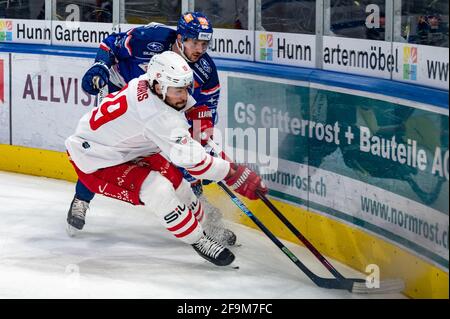 Zurigo, Svizzera. 19 Apr 2021. 19 aprile 2021, Zurigo, Hallenstadion, NL 1/4 finale - gioco 4: ZSC Lions - Losanna HC, 19 Josh Jooris (Losanna) e 56 Maxim Noreau (ZSC) (Svizzera/Croazia OUT) Credit: SPP Sport Press Photo. /Alamy Live News Foto Stock