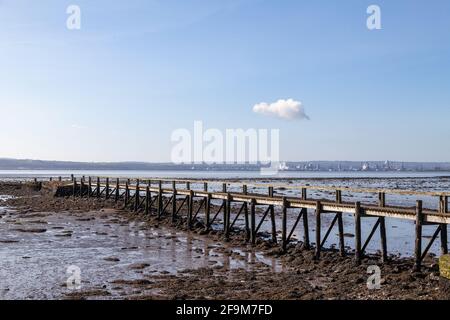 Il vecchio molo in legno a Culross, Fife, Scozia Foto Stock