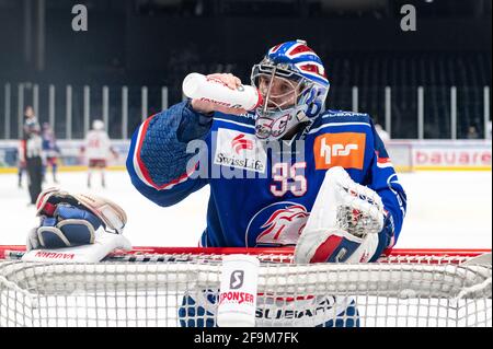 Zurigo, Svizzera. 19 Apr 2021. 19 aprile 2021, Zurigo, Hallenstadion, NL 1/4 finale - gioco 4: ZSC Lions - Losanna HC, poco da fare per il portiere 35 Ludovic Waeber (ZSC) (Svizzera/Croazia OUT) Credit: SPP Sport Press Photo. /Alamy Live News Foto Stock